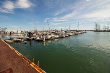 Garraf bölgesindeki Vilanova i la Geltru kıyı kasabasının iskelesi, Barcelona, Katalonya, İspanya.