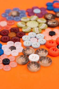 Çiçek desenli ve turuncu arka planda düğmeleri var. Bahar. Anneler günü için el işi..