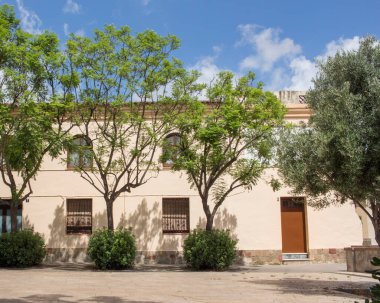 Kilise meydanı. Baix Llobregat bölgesinde Sant Boi de Llobregat kasabasındaki eski bir yaya sokağı, Barcelona, Katalonya, İspanya.