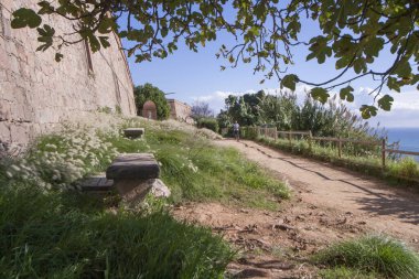 Montjuic Dağı 'ndaki Montjuic Kalesi' nin yanında, Barcelona şehrindeki sahil yaya yürüyüşü. Katalonya, İspanya. Kasım 2020. 