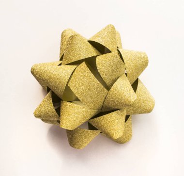 Süs. Noel hediyelerini süslemek için çiçek şeklinde fiyonk. Noel tatilini duyurmak için duvar kağıdı.