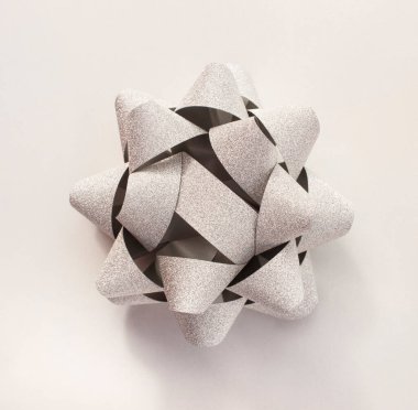 Süs. Noel hediyelerini süslemek için çiçek şeklinde fiyonk. Noel tatilini duyurmak için duvar kağıdı.