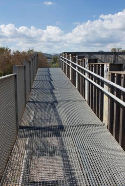 Cornella de Llobregat kasabasında, Llobregat nehri, Barcelona, Katalonya, İspanya yakınlarındaki tren raylarını geçmek için köprü..