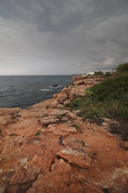 l 'Ametlla de Mar kasabasının Akdeniz kıyısında. Üç koydan birinin alanı. Tarragona, Katalonya, İspanya.