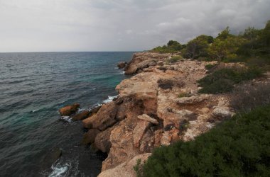 l 'Ametlla de Mar kasabasının Akdeniz kıyısında. Üç koydan birinin alanı. Tarragona, Katalonya, İspanya.