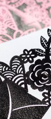 Tebrik kartlarınızı süslemek için bahar motifleri kullanın. Kesilmiş çiçeklerin silueti. Anneler gününü kutlamak için el işi..