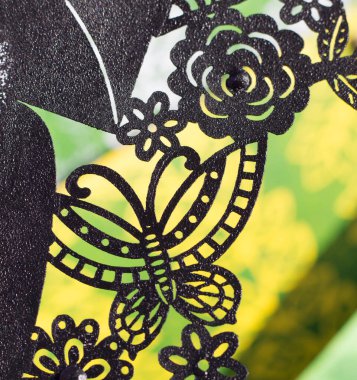 Tebrik kartlarınızı süslemek için bahar motifleri kullanın. Kesilmiş çiçeklerin silueti. Anneler gününü kutlamak için el işi..