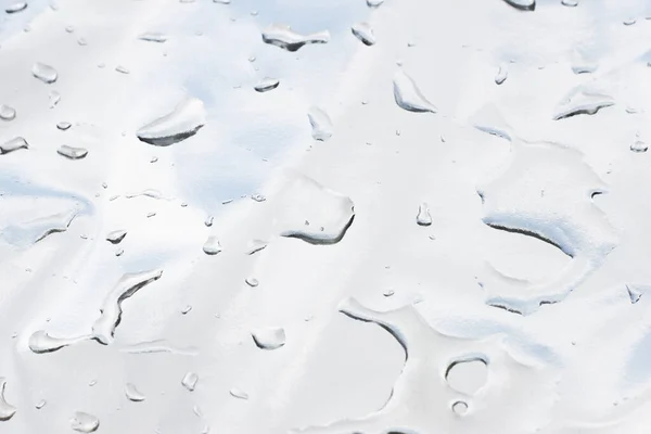 Druppels Water Een Zilveren Oppervlak Vloeibare Afdruk — Stockfoto