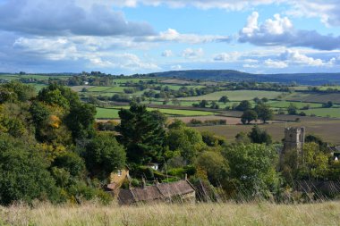 St Mary Kilisesi kulesi ve sonbaharda uzak tarım arazileri ile kırsal manzara, Doğu Chinnock, Somerset, İngiltere