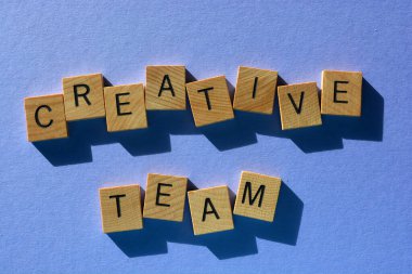 Sonuçlar, renkli arkaplanda izole edilmiş 3 boyutlu ahşap alfabe harfleri.