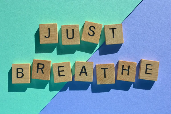 Just Breathe Frase Letras Alfabeto Madeira Isolado Fundo Colorido — Fotografia de Stock