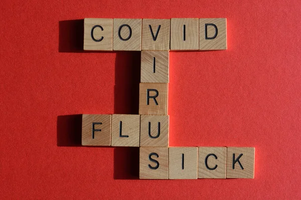 Covid Virüs Grip Hasta Ahşap Alfabe Harfleriyle Kırmızı Arka Planda — Stok fotoğraf