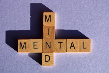 Zihin, Zihin, ahşap alfabe harfleriyle yazılmış kelimeler mor arkaplanda izole edilmiş, kopyalama alanı ile.