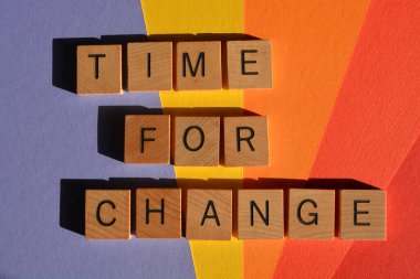 Değişim Zamanı, ahşap alfabe harflerindeki kelimeler çok renkli bir arkaplanda izole edilmiş