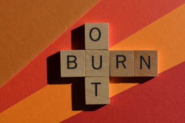 Yan Söndür, ahşap alfabedeki harfler renkli arkaplanda izole edilmiş çapraz bulmaca şeklinde.