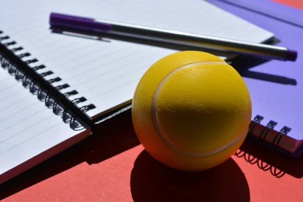 Bola Estrés Amarillo Brillante Cuadernos Espiral Pluma Escritorio — Foto de Stock