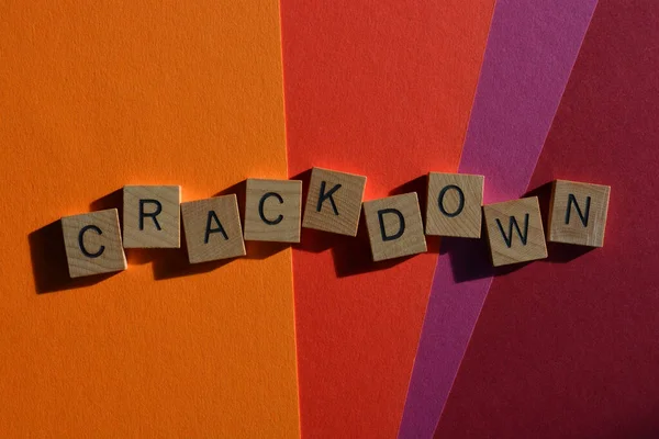 Crackdown Woord Houten Alfabet Letters Geïsoleerd Kleurrijke Achtergrond — Stockfoto