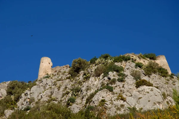 Skalisty Cypel Ruiny Zamku Orłem Niebie Niedaleko Benirrama Prowincja Alicante — Zdjęcie stockowe