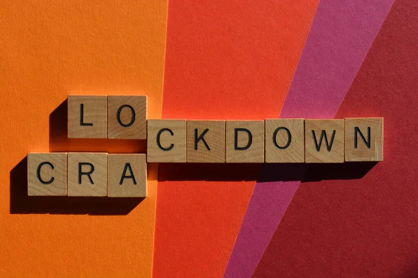 ロックダウン クラックダウン 赤の背景に隔離された木製のアルファベットの文字で言葉 創造的な概念 ロックダウンの制限を強化 — ストック写真