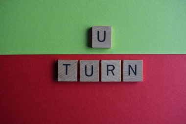 U Dönüşü, kırmızı ve yeşil arkaplanda izole edilmiş ahşap alfabe harfleriyle kelimeler