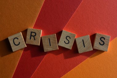Kriz, ahşap alfabe harfleri ile kelime kırmızı ve turuncu arka planda izole