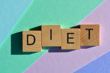 Diyet, ahşap alfabe harfleri ile kelime renkli arka planda izole