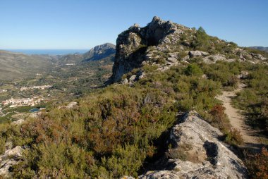 Sierra de la Forada 'da yürüyüş yolu. İspanya' nın Alicante Eyaleti 'nin Akdeniz kıyısındaki Vall de Gallinera köylerine bakıyor.