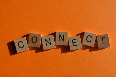 Bağlantı, kelime ahşap alfabe harfleriyle izole edilmiş parlak turuncu arkaplan