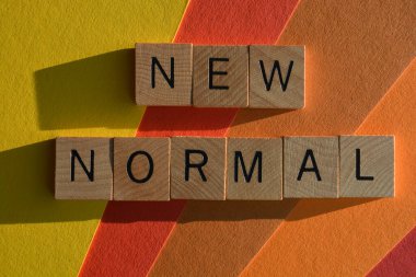 Yeni Normal, ahşap alfabe harflerindeki kelimeler renkli arkaplanda izole edilmiş.