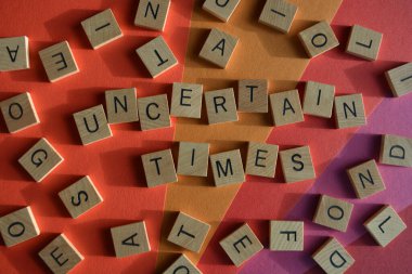 Belirsiz Zamanlar, rastgele alfabe harfleriyle çevrili kelimeler