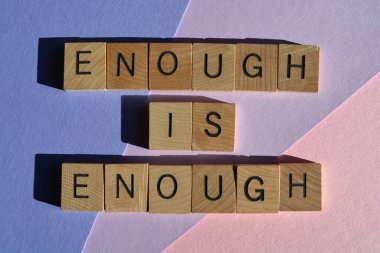 Bu kadar yeter, pembe ve mor arka planda izole edilmiş tahta alfabe harflerindeki ifade yeter.