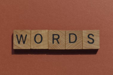 Kelimeler, alfabe harflerindeki kelimeler kahverengi arka planda izole edilmiş.