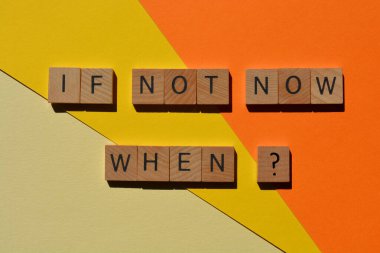 Eğer Şimdi Değil Eğer, Tahta alfabe harfleri ile motive edici kelimeler sarı ve turuncu arka plan izole