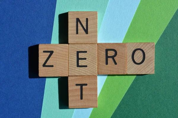 Net Zero Woorden Houten Alfabet Letters Kruiswoordvorm Geïsoleerd Turquoise Achtergrond — Stockfoto