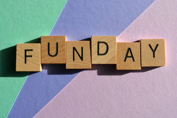Funday, arka planda izole edilmiş tahta alfabe harfleriyle kelime