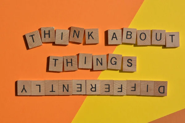 Think Things Differently Wörter Hölzernen Buchstaben Isoliert Auf Buntem Hintergrund — Stockfoto