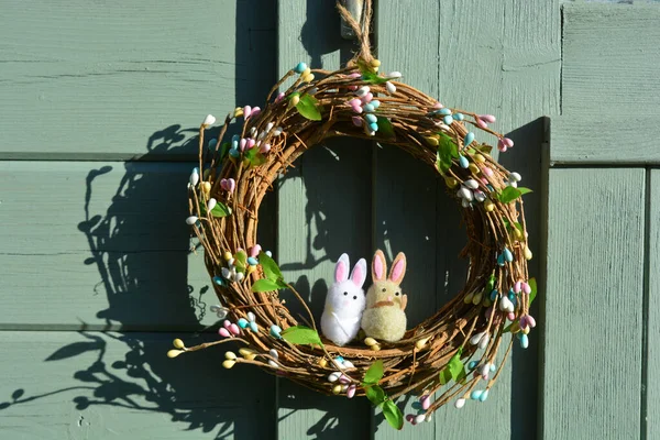 Easter Wreath Two Bunnies Hanging Old Green Door — Stock Photo, Image