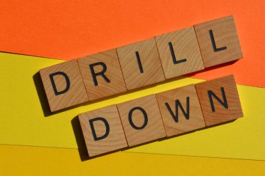 Drill Down, iş parolası ahşap alfabe harfleri renkli arkaplanda izole.