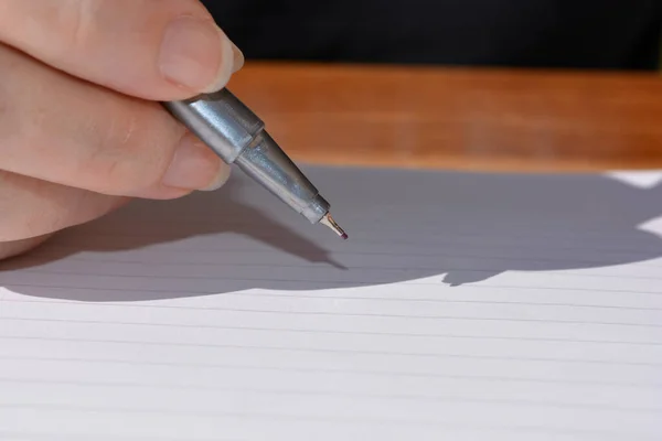 Bolígrafo Mano Preparado Sobre Página Blanco Cuaderno — Foto de Stock