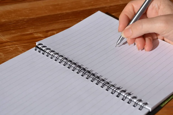 Mano Mujer Sosteniendo Bolígrafo Sobre Cuaderno Espiral Abierto —  Fotos de Stock