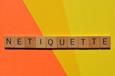 Karışıklık, ahşap alfabe harflerindeki sözcük parlak pembe arka planda izole edilmiş başlık olarak efektler eklenmiştir.