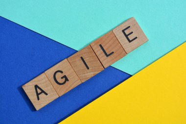 Çevik, ahşap alfabe harfleri ile kelime Renkli arka planda izole