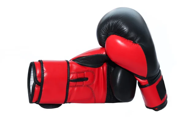 Par de luvas de boxe de couro vermelho isolado branco — Fotografia de Stock