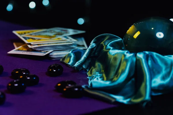 紫色塔罗牌 未来的水晶球和一支黑色的蜡烛 — 图库照片