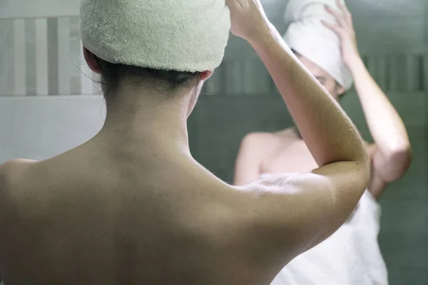 Young Woman Drying Her Hair Body Towels Shower Body Care — Stock Photo, Image