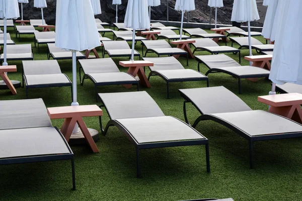 İspanya, Kanarya Adaları 'ndaki bir tatil köyünün terasında hamak.