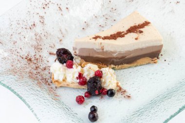 3 çikolatalı kek ve çilek.