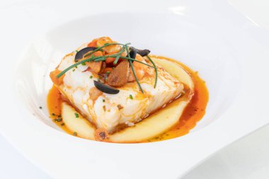 Ajoarriero Cod, beyaz bir plaka ve beyaz arka plan üzerinde