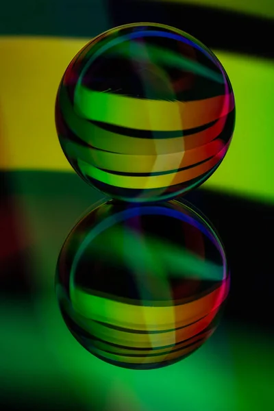 Glaskristallkugel Auf Spiegeloberfläche Mit Einem Rgb Mehrfarbigen Muster Lichtmalerei Fraktale — Stockfoto