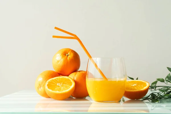 Апельсиновый Сок Стакане Окружении Натуральных Апельсинов Естественным Солнечным Светом Белый — стоковое фото